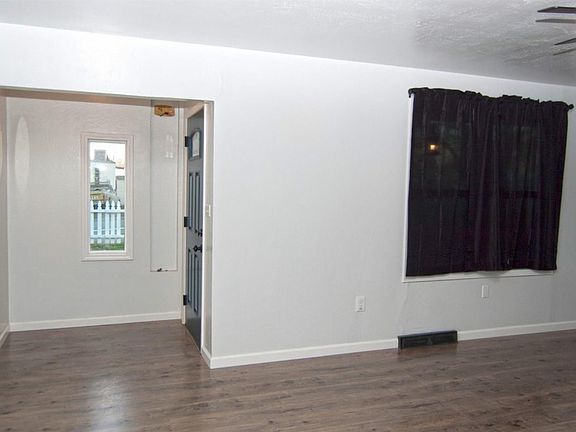 4th image of 279 E Daphne St