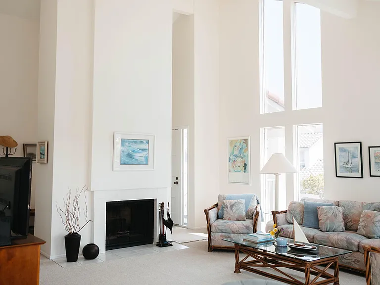 66 Kingston Ct W — Photo 2