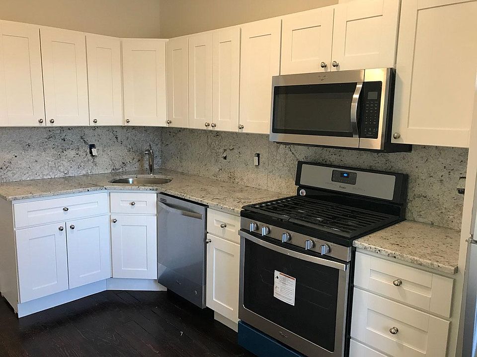 Eat-in-kitchen w/dishwasher & microwave