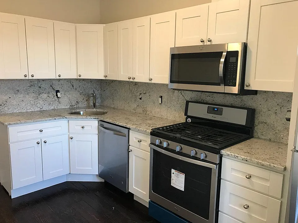 Eat-in-kitchen w/dishwasher & microwave