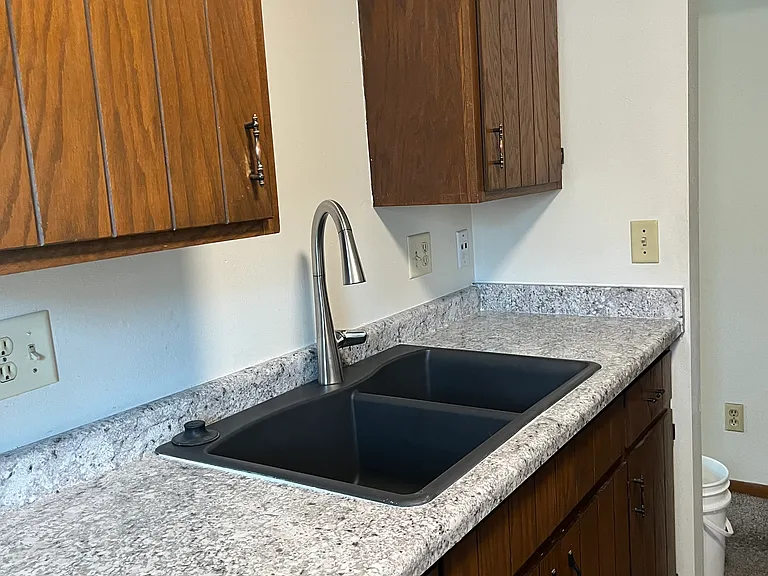 Kitchen
Kohler sink and Facucet