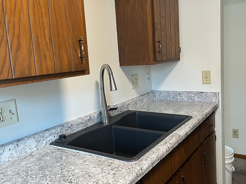 Kitchen
Kohler sink and Facucet