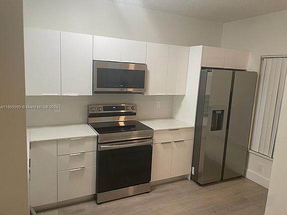 4th image of 726 SW 122nd Ave