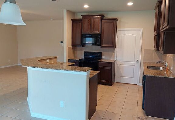 2nd image of 2212 Abbey Ln