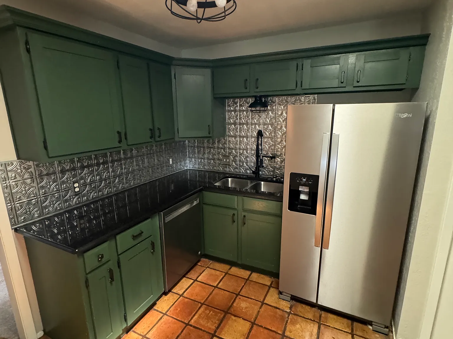3 bed, 2212 sqft, $2,500 — Photo 2