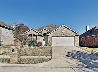 302 Wallford Ln, Lake Dallas, TX 75065