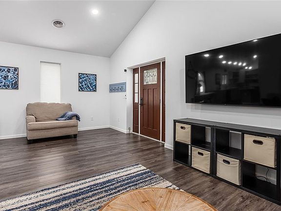 4th image of 2422 Clarendon Ave
