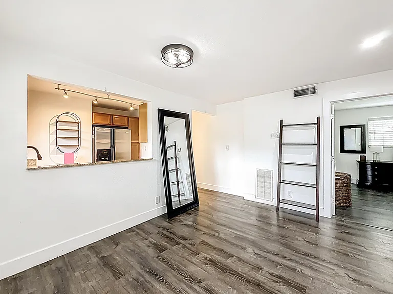 305 SE 11th Ave #D — Photo 7