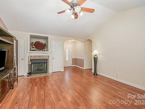 4th image of 2208 Larkspur Ln