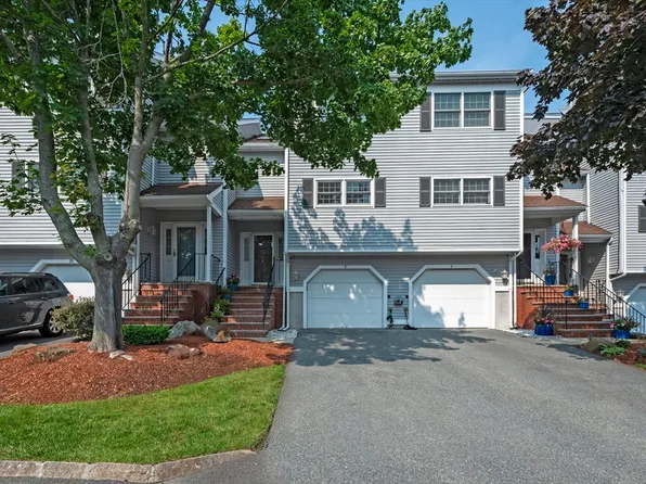 8 Carriage Hill Ln, Salem, MA 01970