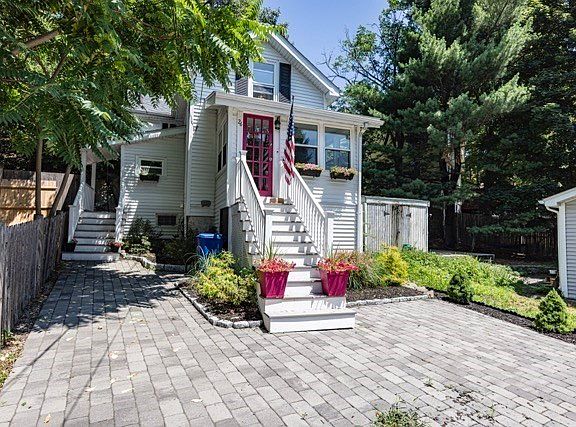 2nd image of 26 Carlson St