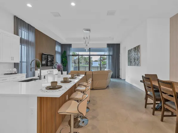 8228 Essex Country Club Dr, Boca Raton, FL 33434
