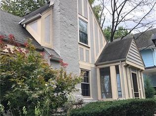 7415 Ward Pkwy, Kansas City, MO 64114