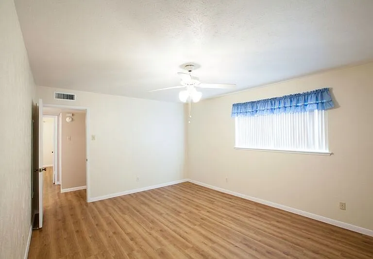 921 Mossvine Dr — Photo 41