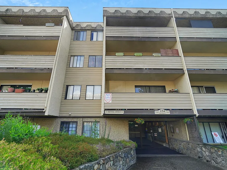 252 Gorge Rd E — Photo 7