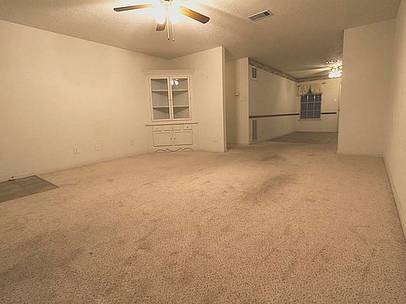 3rd image of 606 Clarence St
