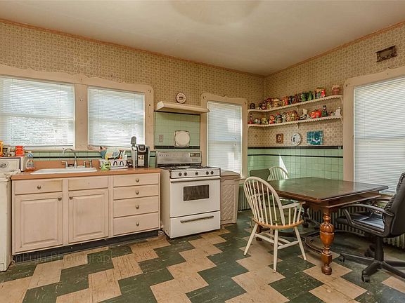 3rd image of 228 Greeley Ave