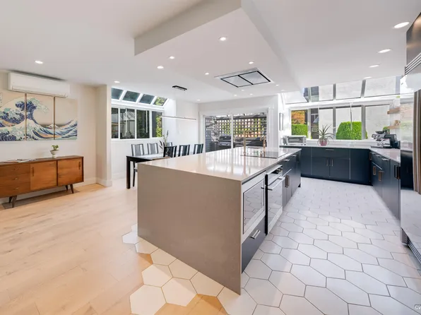 2022 Chesterfield Ave, North Vancouver, BC V7M 2P6