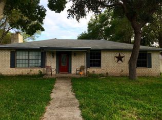 8 Donna Dr, Uvalde, TX 78801