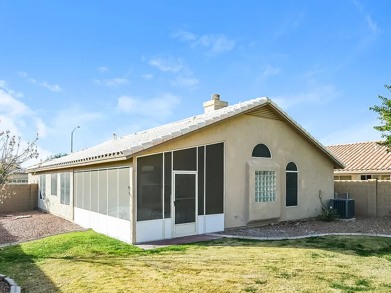 9528 W Clara Ln — Photo 16