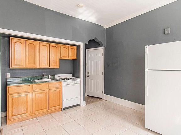 4th image of 2031 W Oxford St