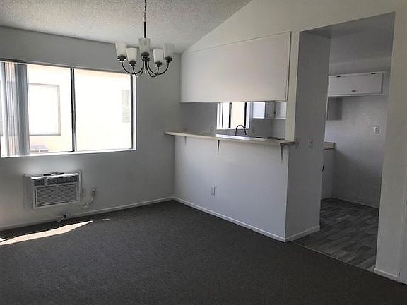 2nd image of 4622 Maplewood Ave APT 14