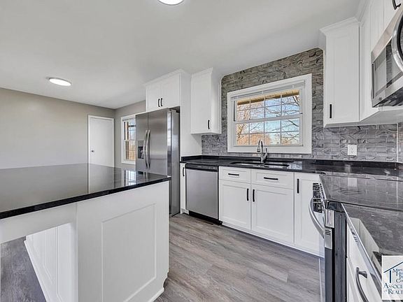 3rd image of 200 Blue Ridge Ln