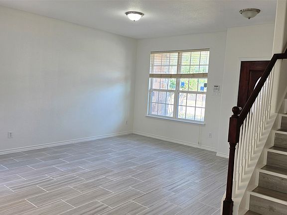 3rd image of 606 Port Royale Way