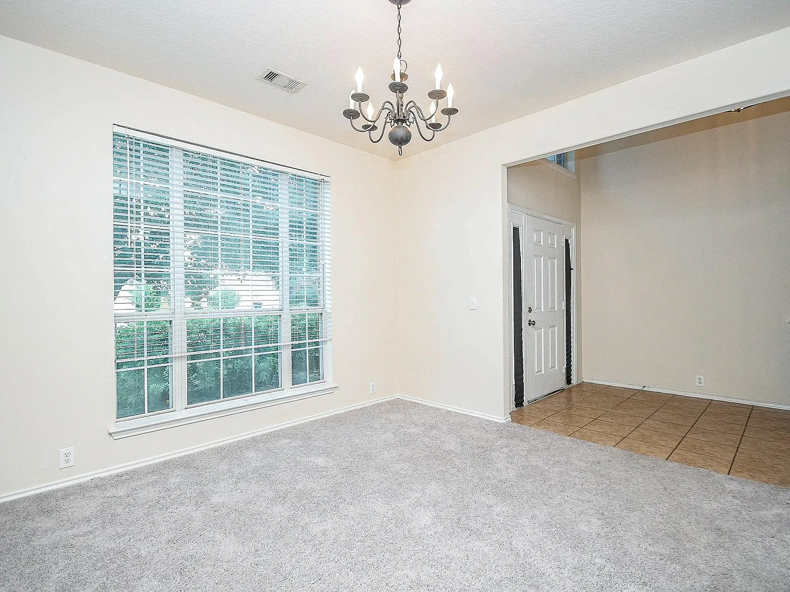 4 bed, 2.5 bath, 2756 sqft, $2,300 — Photo 3