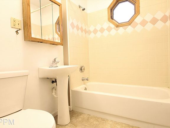 4th image of 911 Forest Ave APT 5
