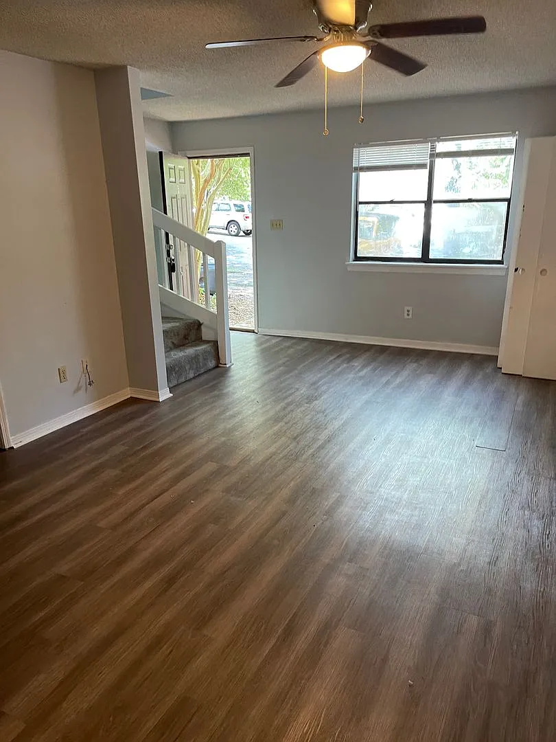 Large 2 bed 1.5 bath Townhome — Photo 4