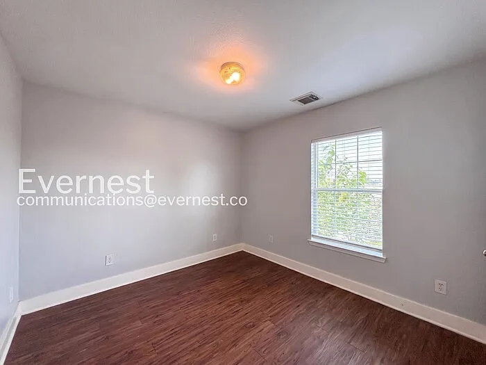 1043 Grassy View Dr — Photo 8