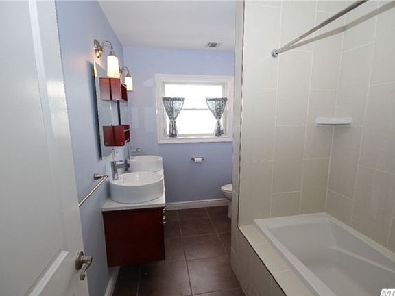 2nd floor full bathroom