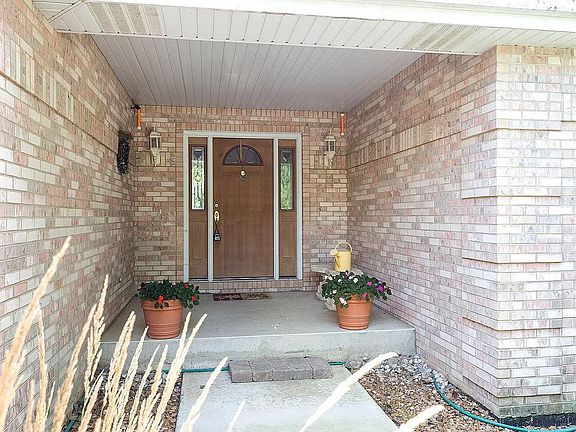 3rd image of 1058 W Longfellow Dr