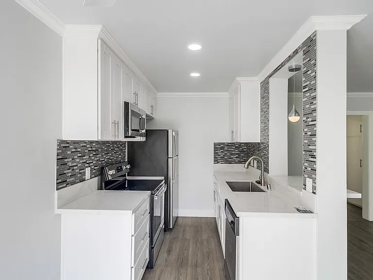 1254 Robinson Ave — Photo 3