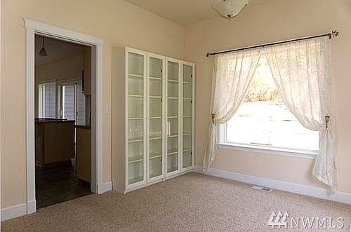 4th image of 2751 Fairview Ct