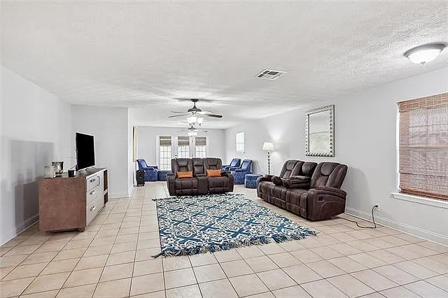 3 bed, 2.0 bath, 1883 sqft, $2,800 — Photo 2