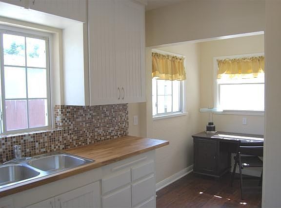 Stunning glass tile bk splash,new cntrs,refinishd cabinets & airy kitchen nook