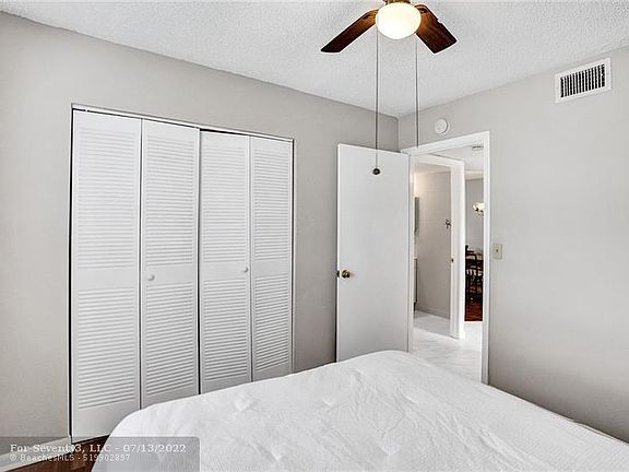 4th image of 5550 Lakeside Dr APT 101