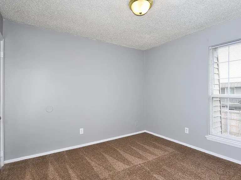 Heatherstone Apartments — Photo 53