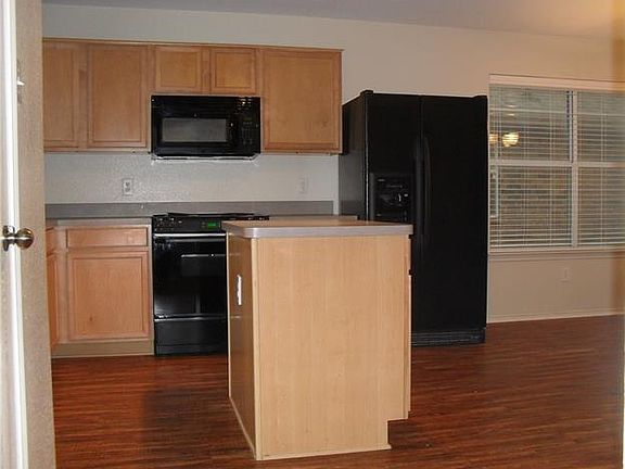 3rd image of 220 Shady Oaks Ln