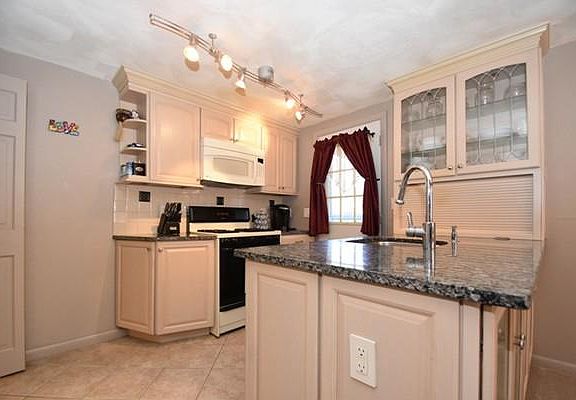 4th image of 118 Kingston St #118