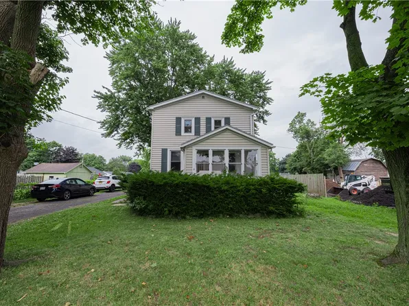6 N Newark St, Phelps, NY 14532