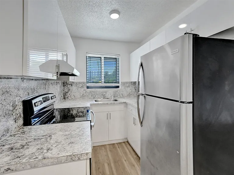 114 SE 8th St #203 — Photo 14