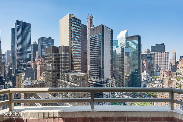 Sold by Sotheby's International Realty | media 6