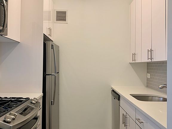 4th image of 520 W 43rd St APT 3K