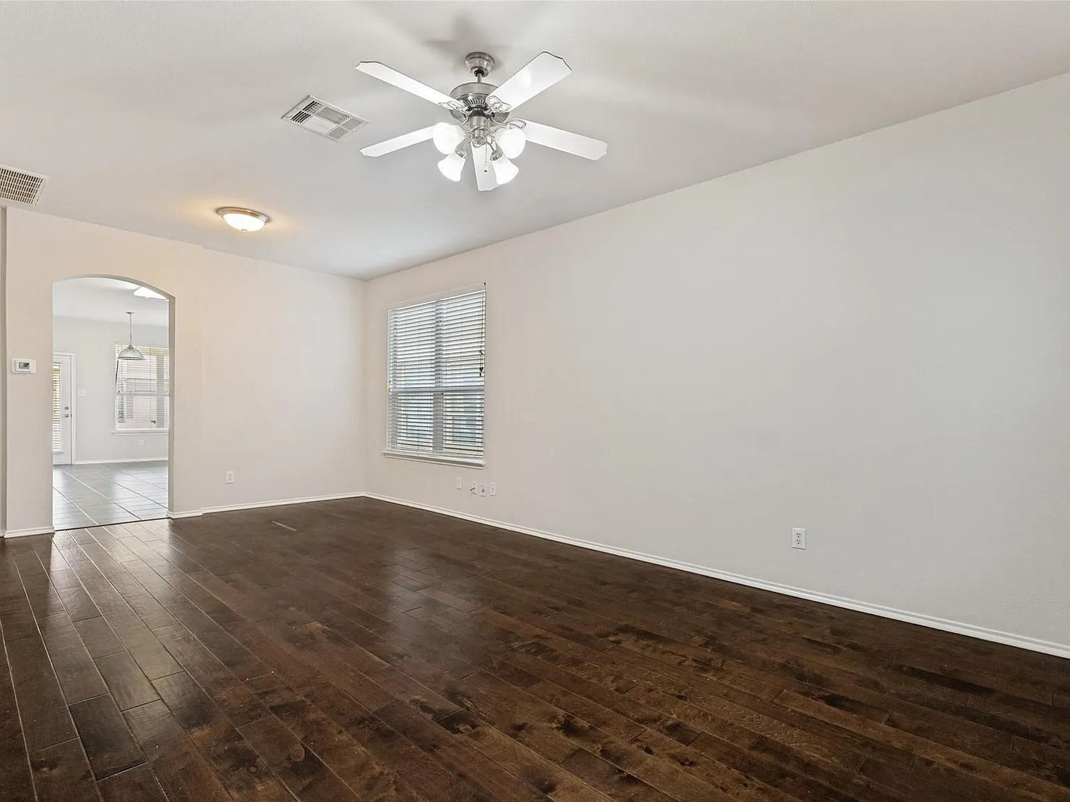 3 bed, 2.5 bath, 1676 sqft, $1,595 — Photo 4