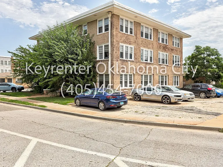 1700 N Robinson Ave — Photo 4