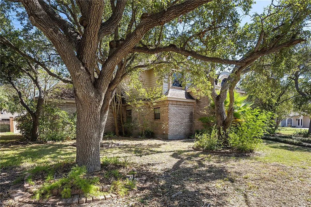 4 bed, 2.5 bath, 2731 sqft, $2,200 — Photo 3