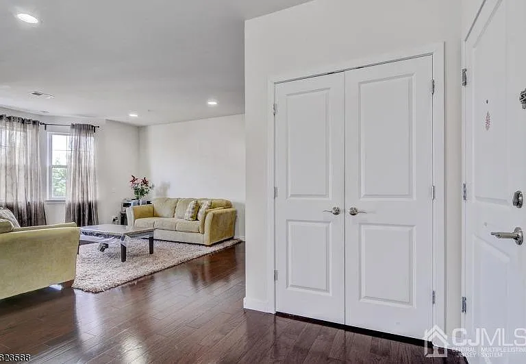 331 Pond Ln — Photo 4